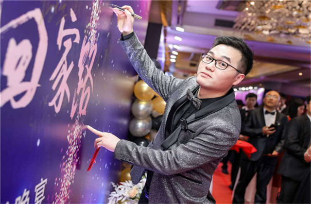 【高光“疫”事】勇敢逆行的特殊“网约车”——7790必发集团90后，用信念打通生命运输线